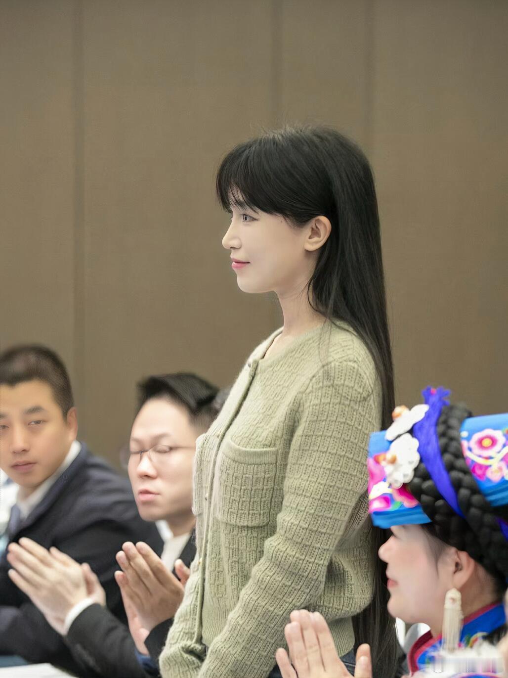 李子柒又又又穿着毛衣参加活动了，她真的好像金莎，第三张还有点像宋亚轩 