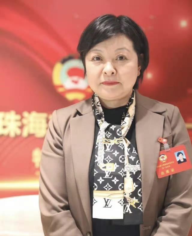 #秋日生活打卡季##戴LV丝巾受访的女局长被查#，奢侈品背后涉嫌严重违法！
从“