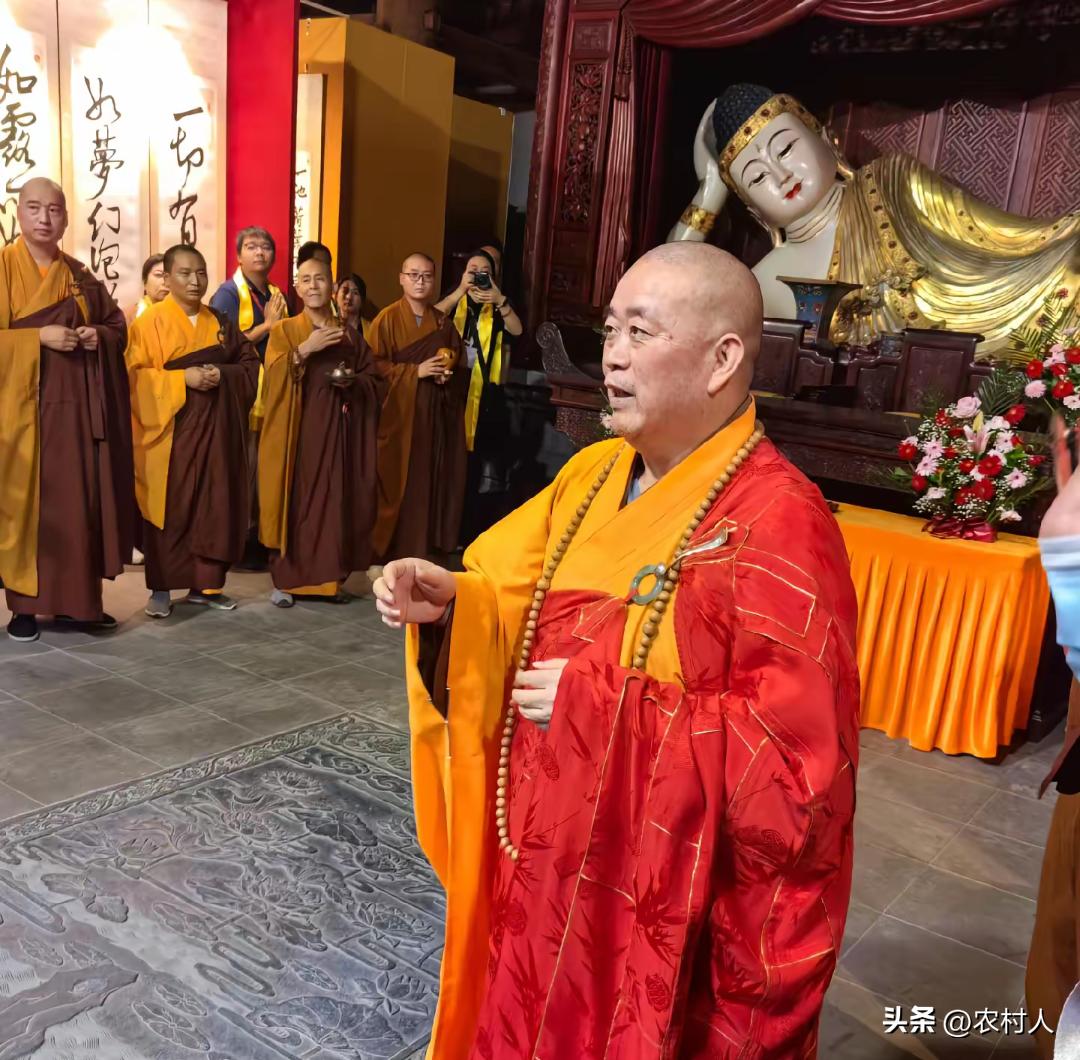 这是当年寺院一场正式法会活动，释永信大和尚正在主持法事。他抬手的姿态，是法会流程