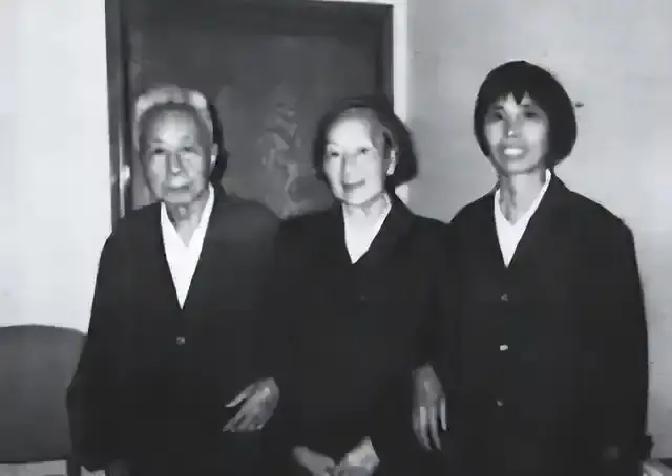 1981 年，失散 46 年的西路军女团长王泉媛再见前夫王首道时，开口问道：“当