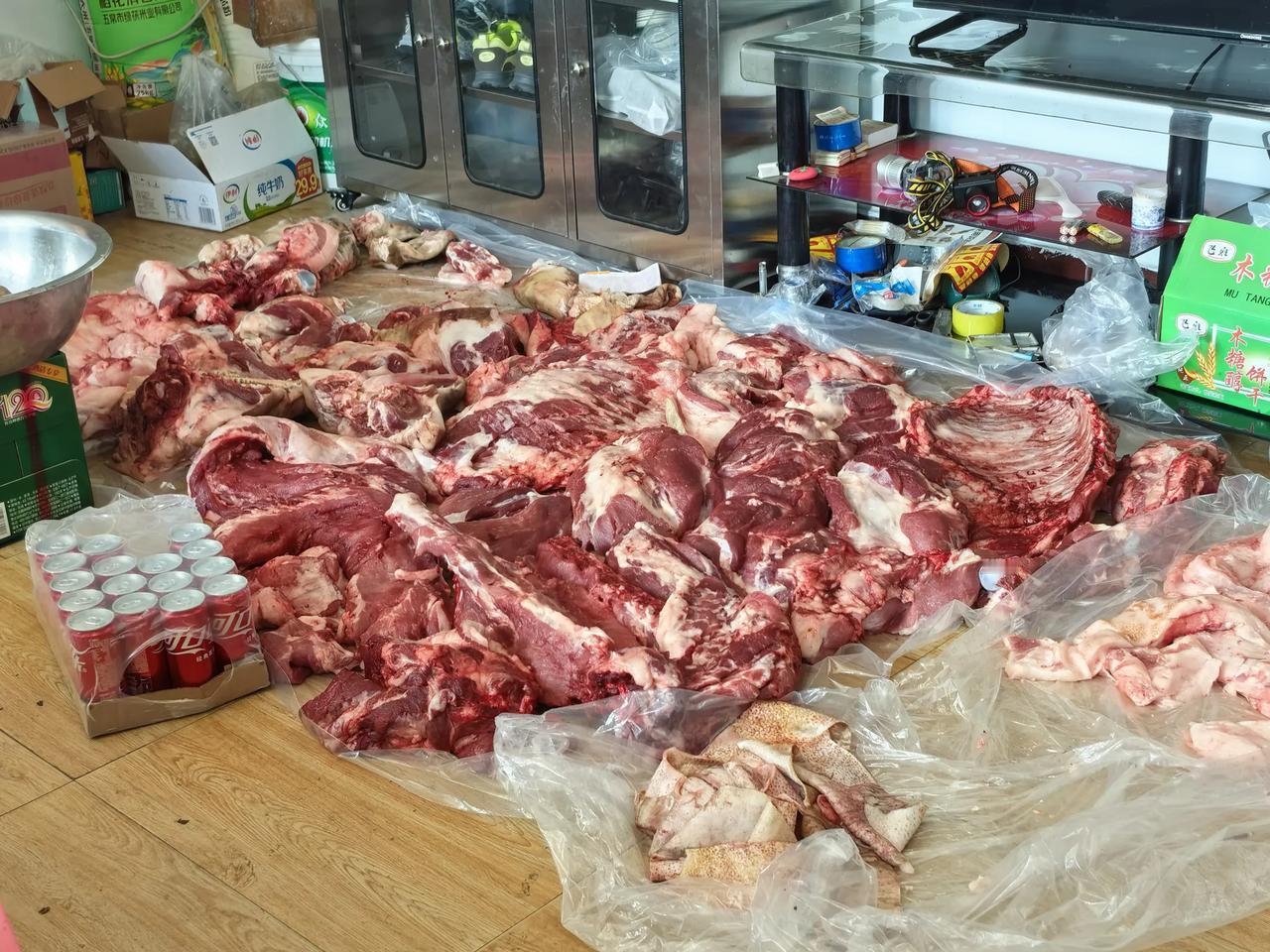 昨天我二姐家杀猪，让我去吃猪肉。
昨天早上，我外甥一家人，从大连三十里堡开车到金