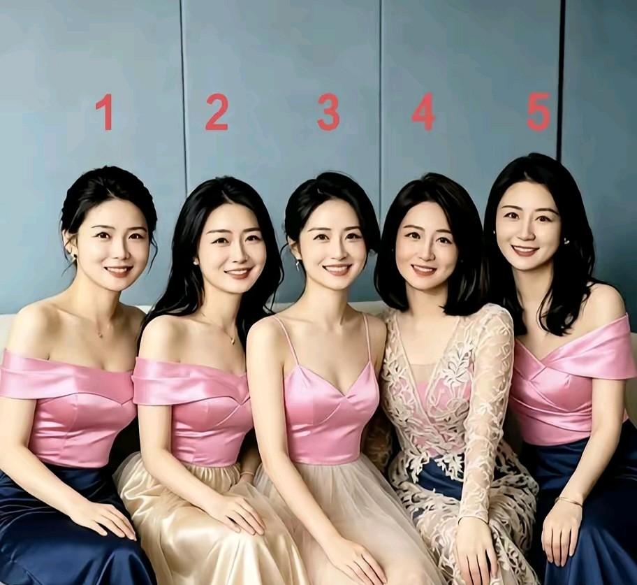 5位美女同时和你相亲，你选择几号做你的老婆？我肯定选右边第二位穿的保守些。