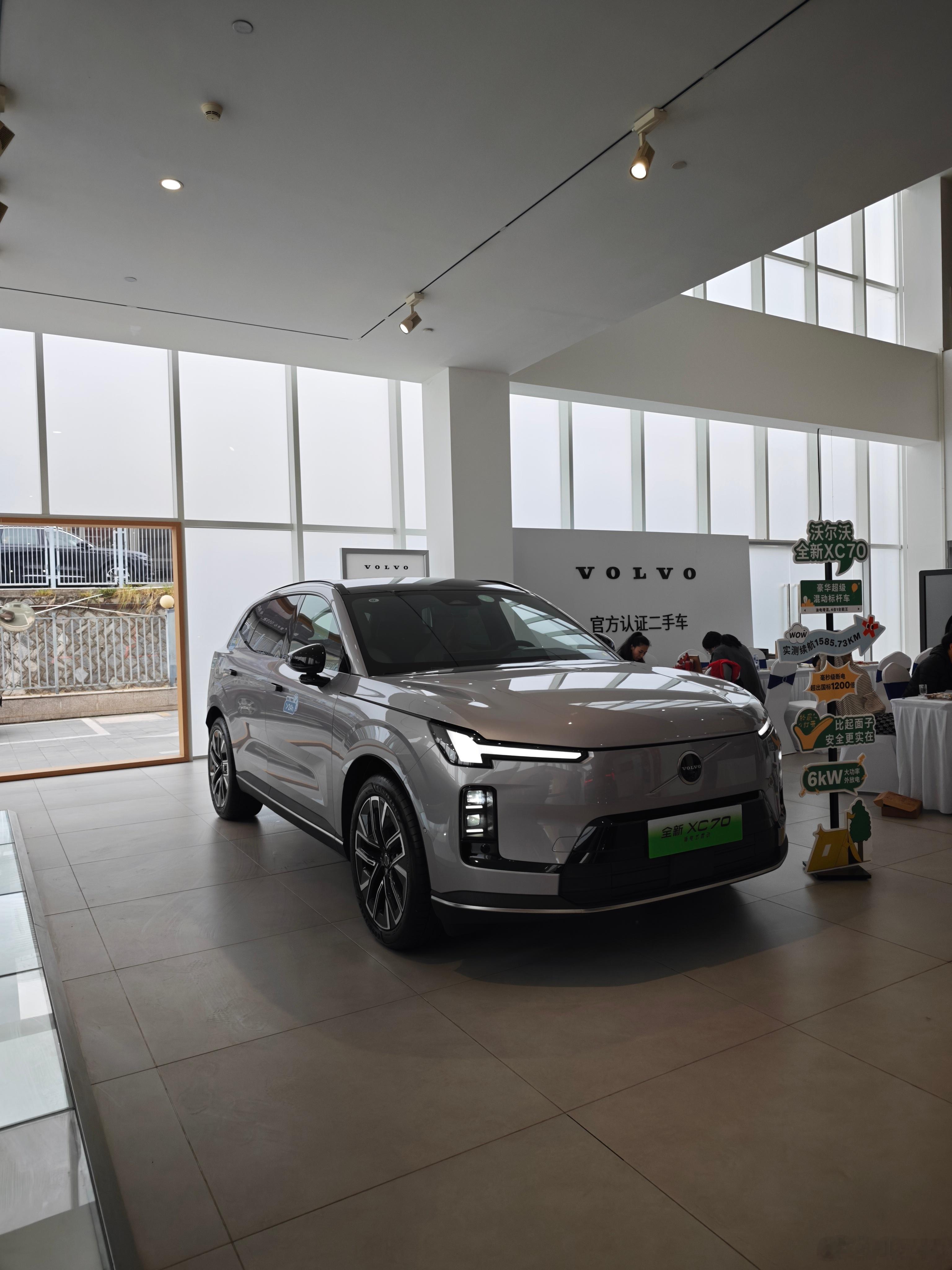 等朋友的时候开着沃尔沃进了沃尔沃门店，想随便看看XC70，然后就被销售拉着试驾了