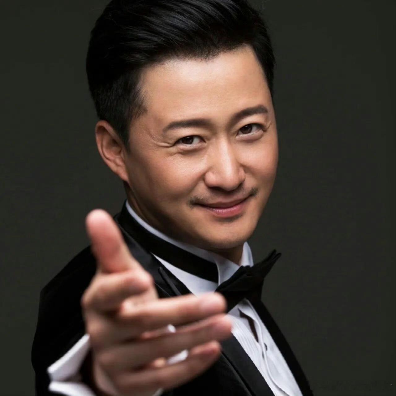 吴京儿子叫吴所谓，而梓渝居然连手伸出来的弧度都跟吴京一模一样，宛如亲生。真的天选
