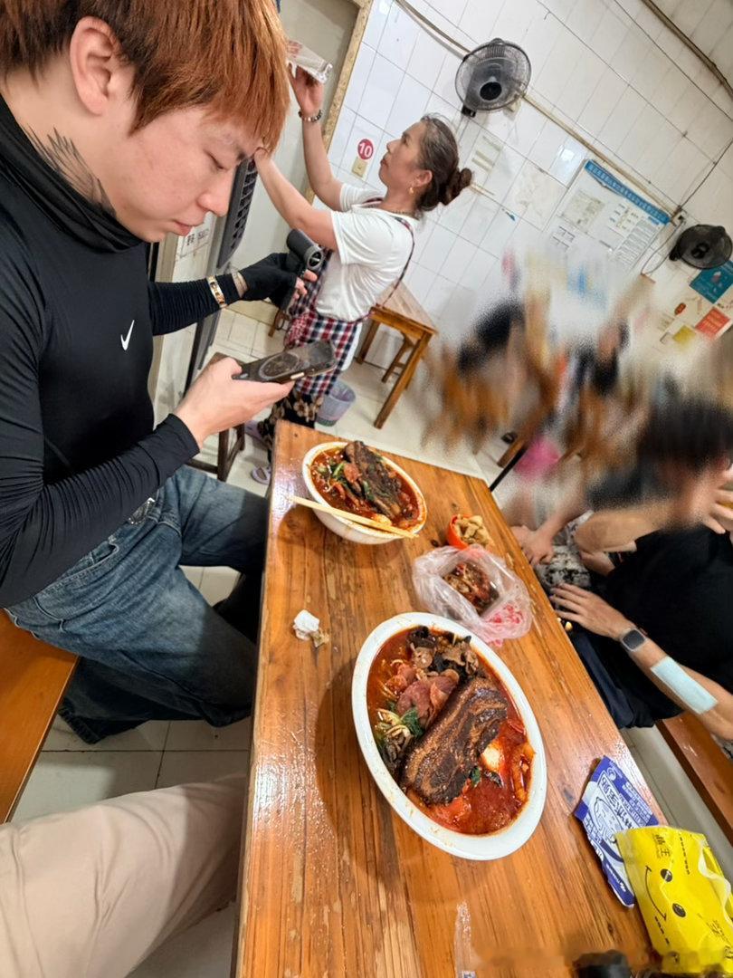 昨天杨队来了，斩了个鸭子也吃了皮肚面来南京玩可以顺道尝试一下可以在巴子面馆挑战全