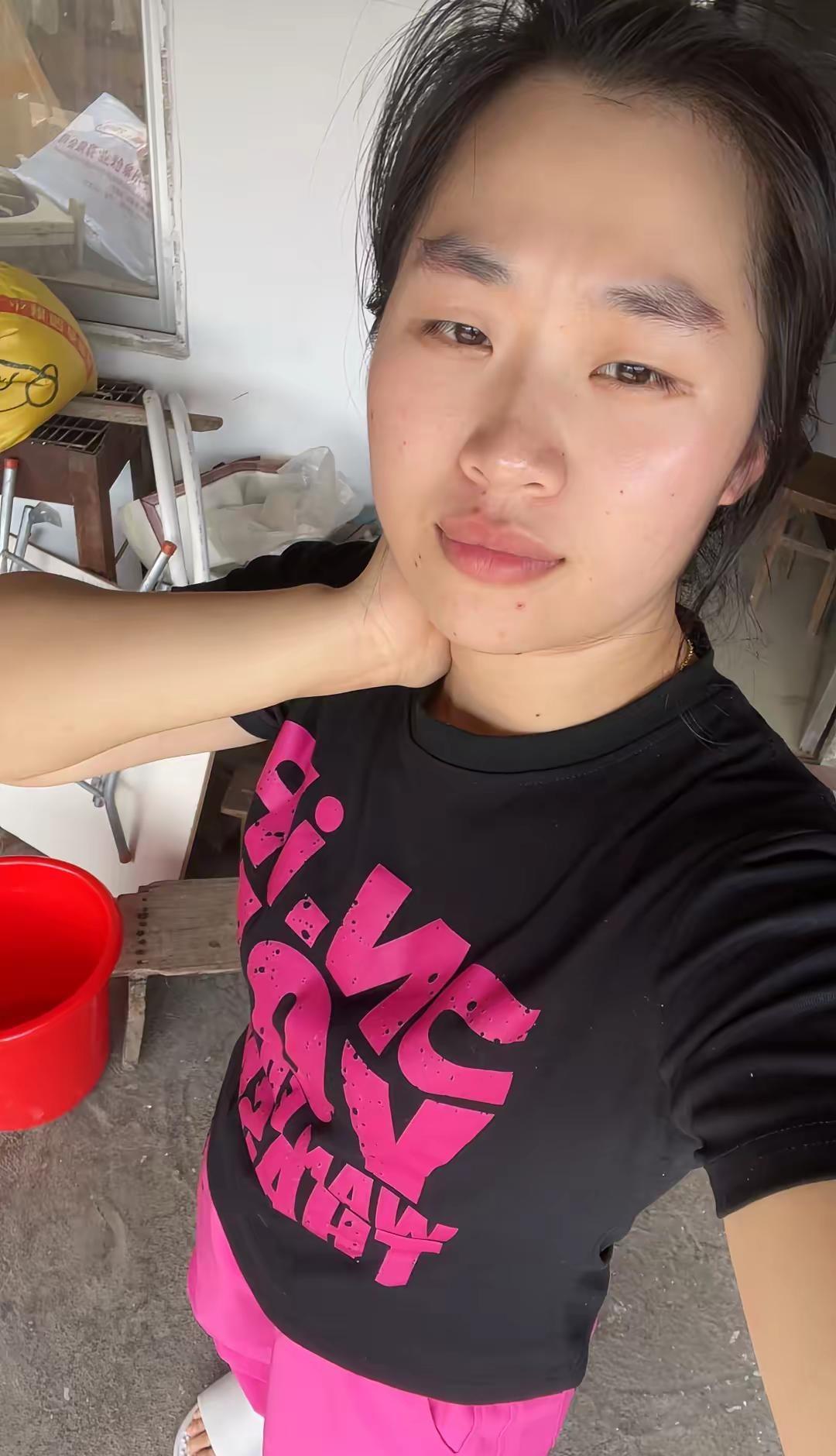 没有其他爱好，就喜欢买衣服，有的人觉得是乱花钱，可是你们不知道。繁忙的生活霸占着