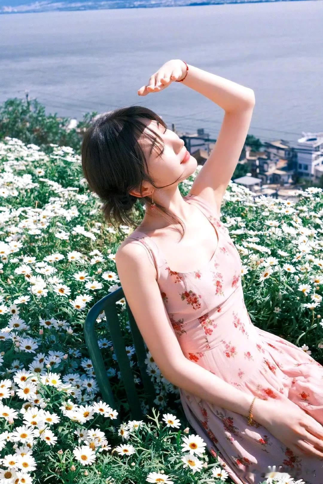 有哪些女生日常好看穿搭可以借鉴毛晓彤，七夕鲜花吊带裙，初秋的浪漫