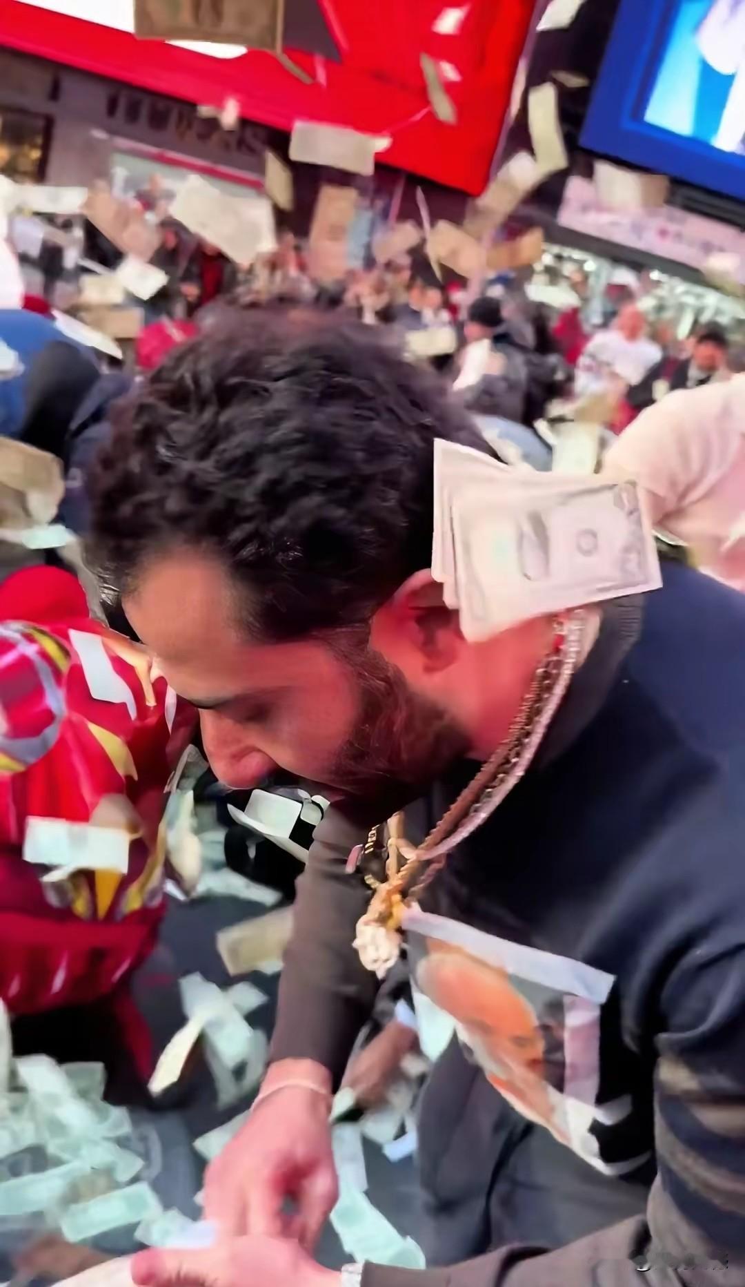 最近纽约时代广场上演了一出荒诞又搞笑的撒钱大戏，一位珠宝店老板，当众大把大把撒现