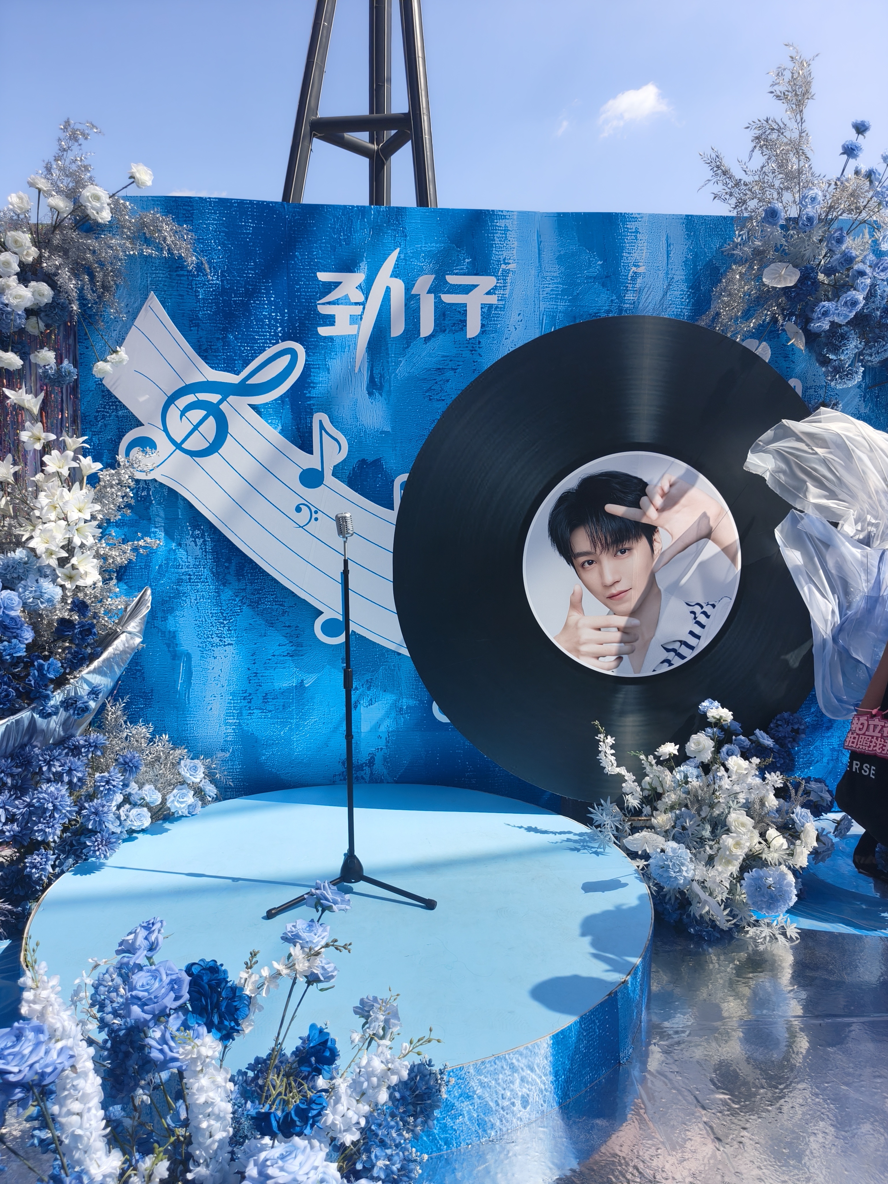 带着18宫格打卡图依依不舍离开重庆，很充实的三天，庆幸首场我来了，下次见啦小凯，