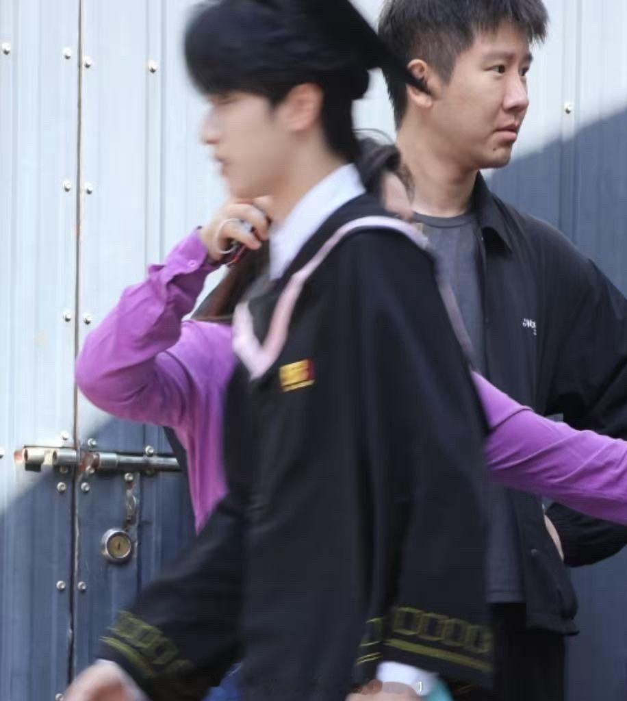 希望你以后的路永远都是充满鲜花的花路，毕业快乐宝贝，去迎接满目繁花的前路吧严浩翔