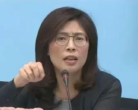 万万没料到，新当选的国民党主席郑丽文，一查才发现她不仅是个"蓝二代"，身上流着那