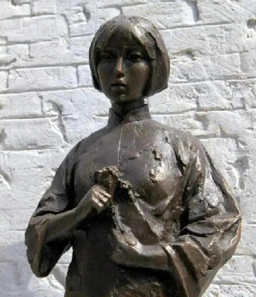 1940年，18岁的女战士因拒绝投降被敌人活埋。然而，土埋到胸部时，可恶的鬼子竟