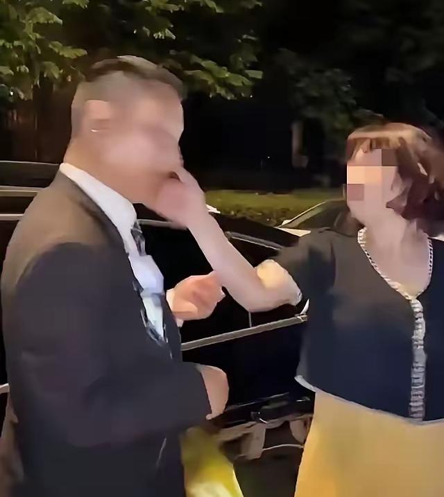 你别动，我全给你录下来了！江苏女子不顾众人的劝阻，依然对着网约车司机扇耳光，司机