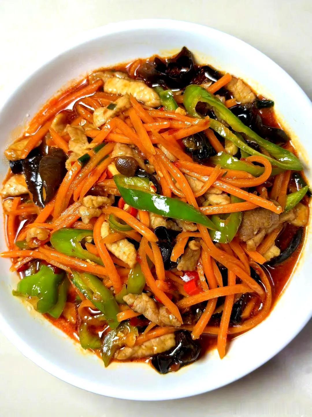 鱼香肉丝🐟🥩#我的美食日记# #生活与厨艺# 
我宣布鱼香肉丝就是最最最下饭