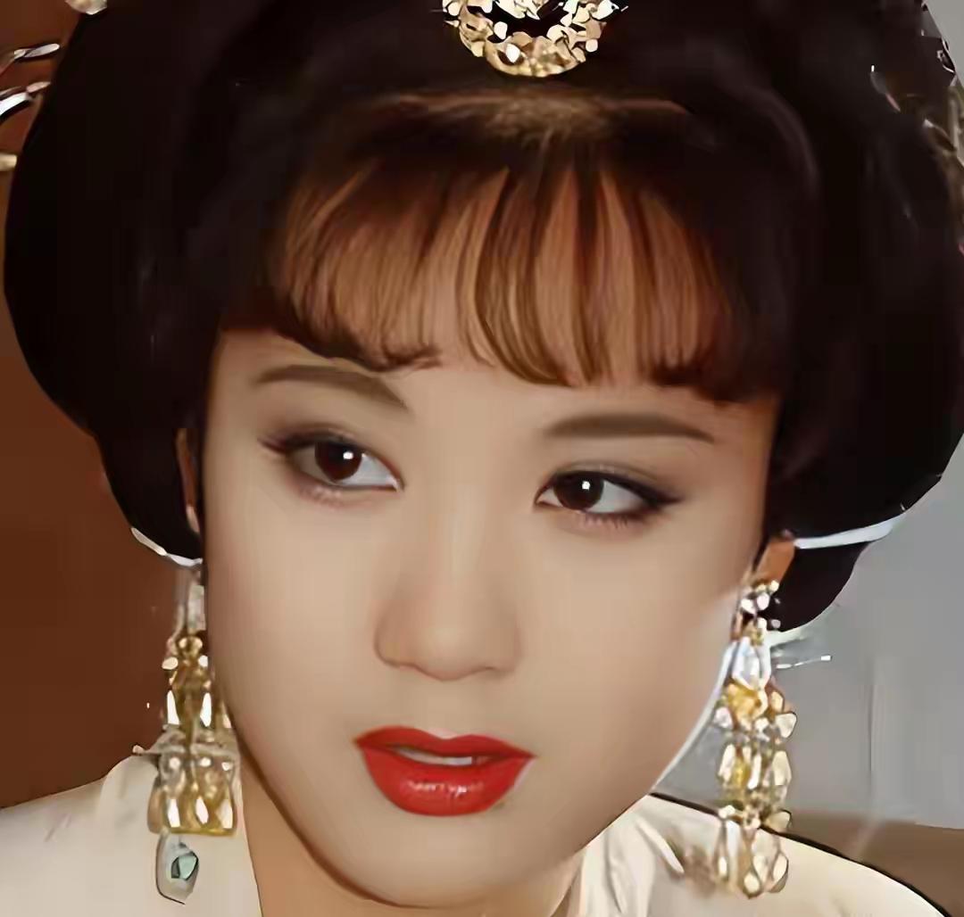 她长得太美被导演据为己有，同居27年无名无分，年仅63岁不治身亡
 
说起来，你