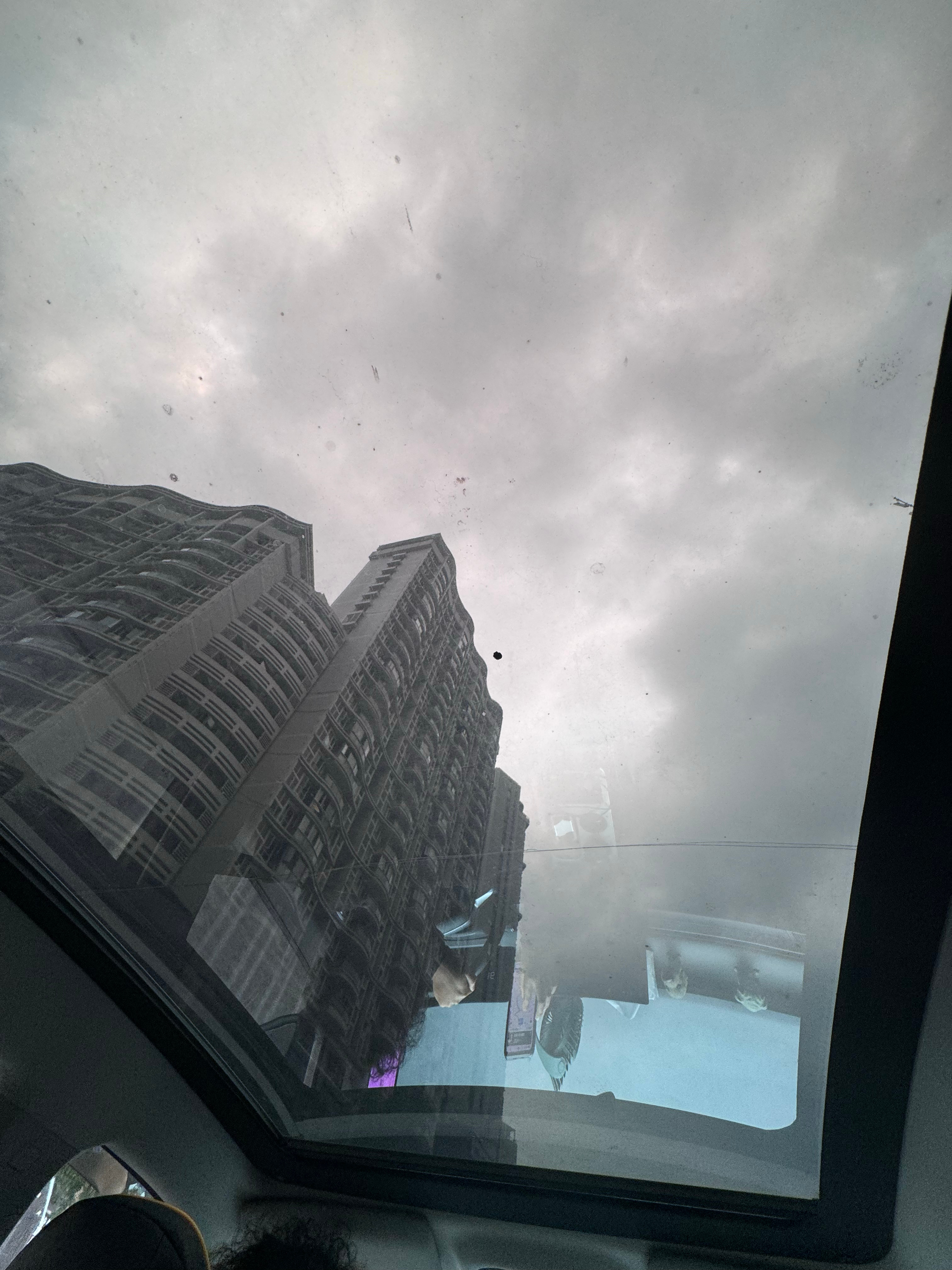 天幕只要不勤洗，抬头看天空总是万缕白中一点黑，又脏又难看 