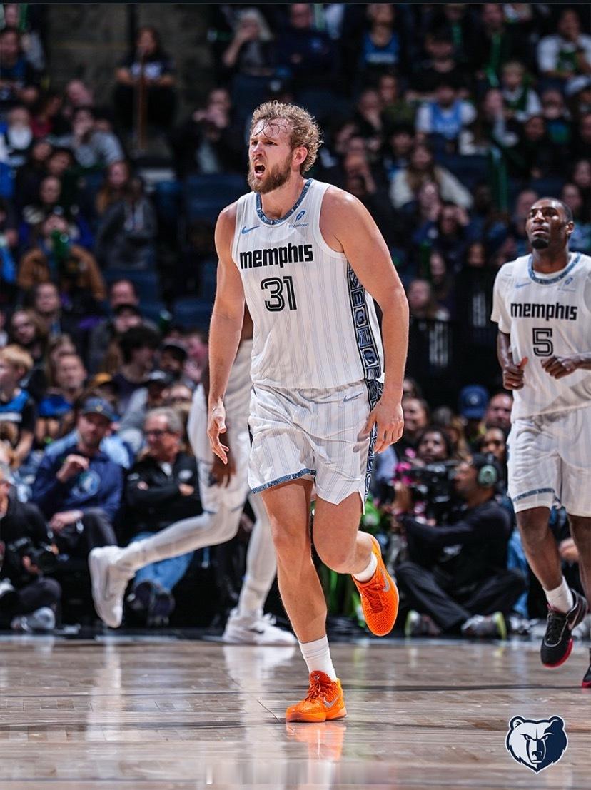 今天是奇兵！兰代尔15中8，三分9中4，砍下20分10板3助2断1帽且0失误，填