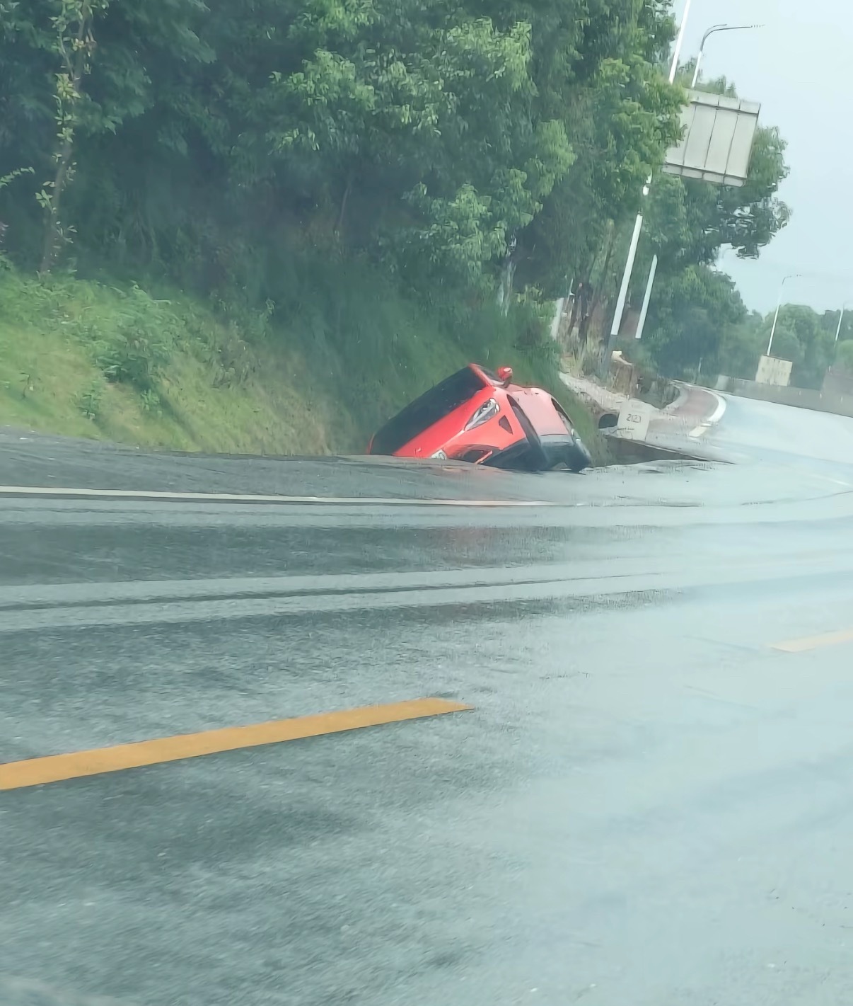 路面设计明显不合理 ​​​