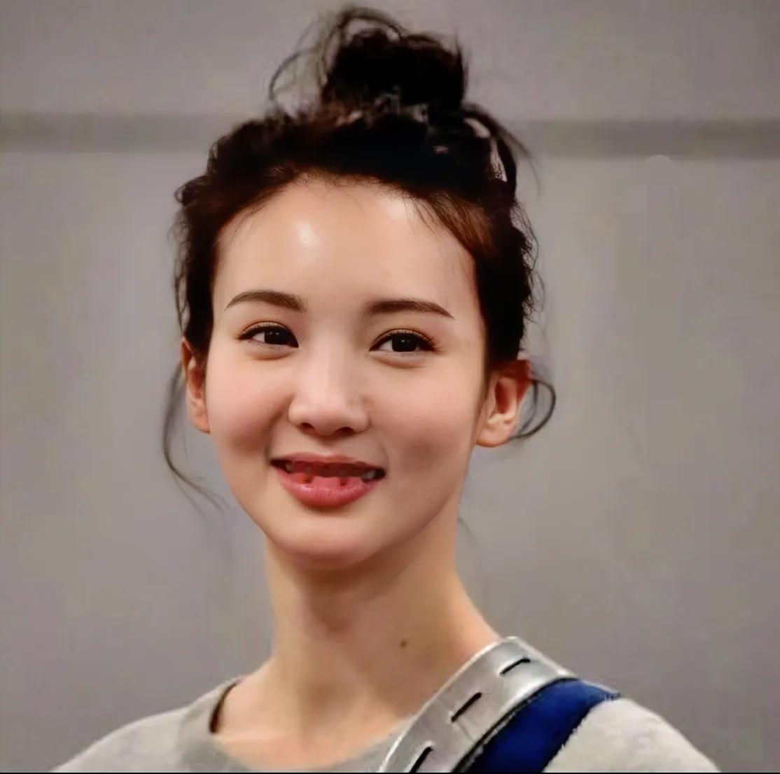 早期的金晨，感觉比现在还漂亮，但是确实整后更精致，原来的长相在娱乐圈很难火，她绝