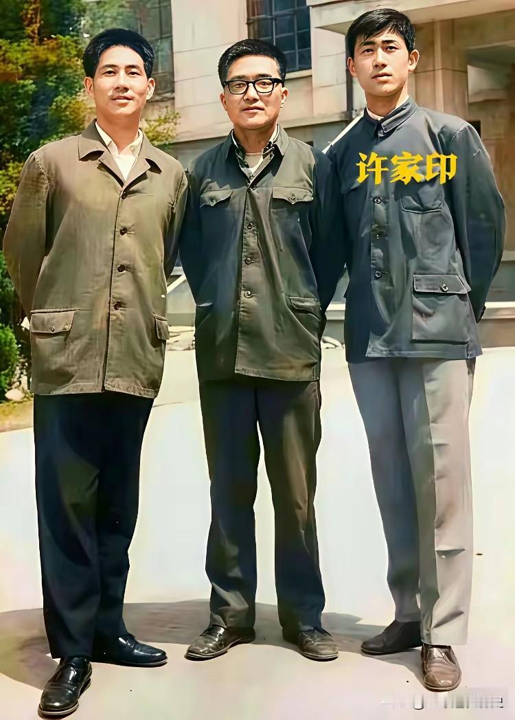 这张老照片定格了青年许家印和两位友人并肩站立的场景。
那时，他们正值青春年少，身