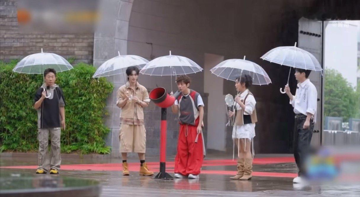 丁程鑫说何老师好呆哦丁程鑫何炅熟人局的魅力还在上升熟人局氛围感持续升温，何老师玩