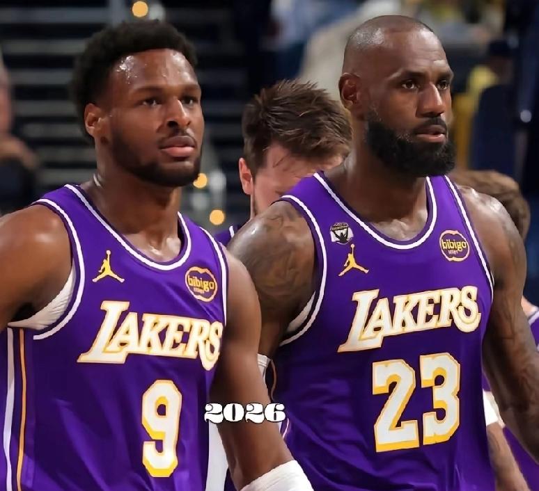 多么美妙的一种感觉，詹姆斯与儿子同场竞技、并肩作战，场上多次连线，率领湖人队挑落