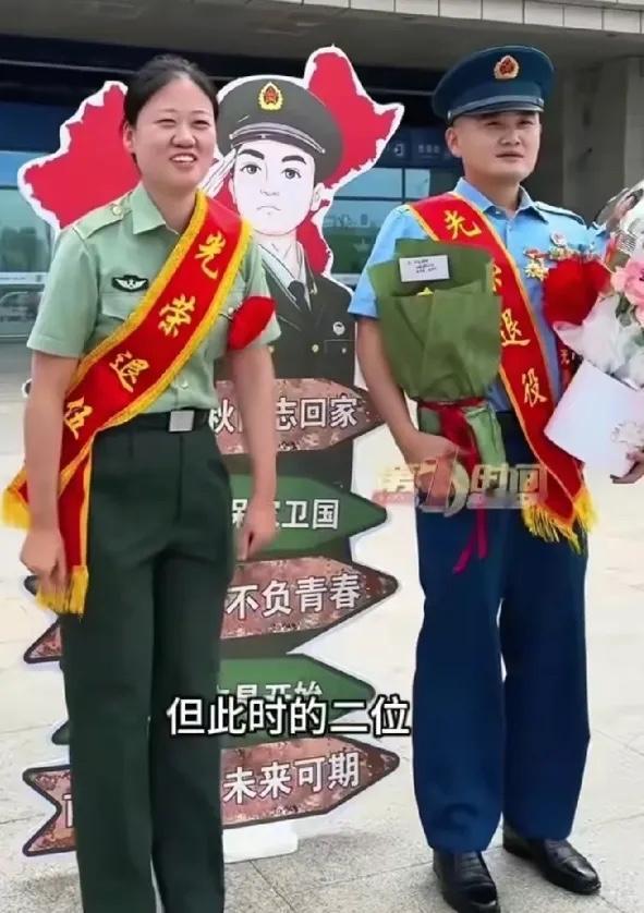 “太有缘了！”安徽宿州，两位妈妈在高铁站接服役12年退伍的儿女。车站内满是久别重