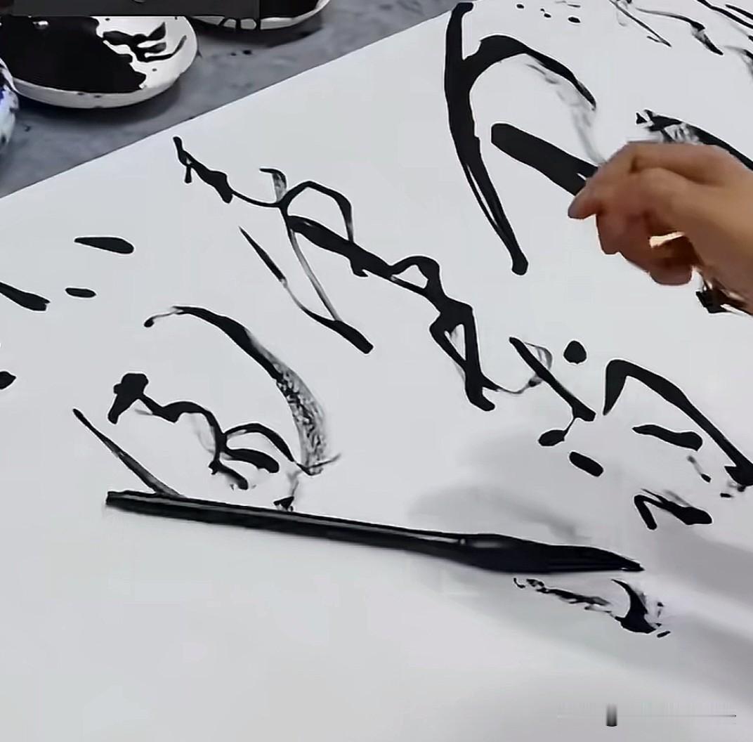 张旭光状告甘露美术馆邱馆长的事情，越来越多人关注，讨论也越来越激烈。网络上大部分