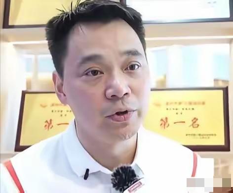 夏煊泽被查之后，网传他儿子名字里那个羽字旁，越看越让人觉得堵得慌。

2024年