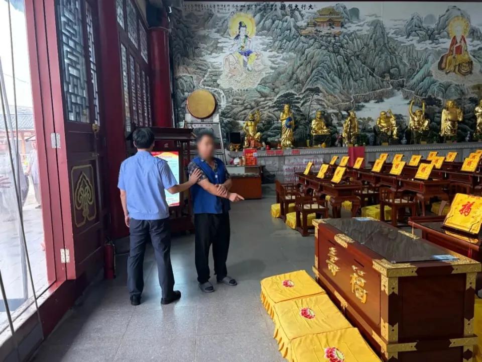 缺了大德！月黑风高入寺庙，盗取菩萨功德箱
梁某原计划从温州驾车到贵阳，行至半路，