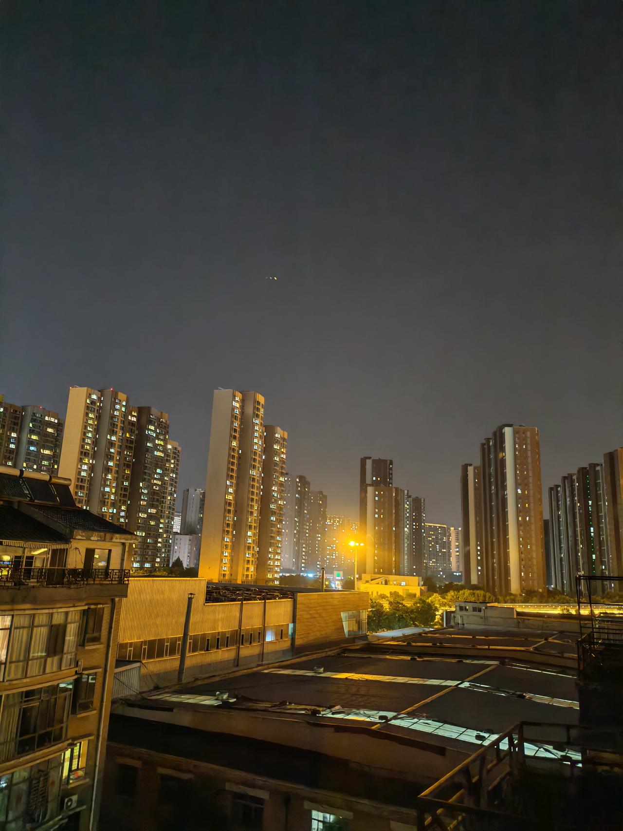 夜幕下万家灯火，城市上空的星星依稀可见。