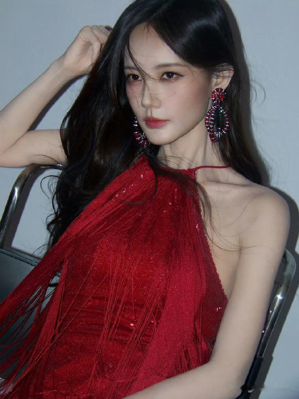 我现在最搞不懂的就是李一桐
不是说她资源太好，演技不行，而是她明明是演员却要去抢