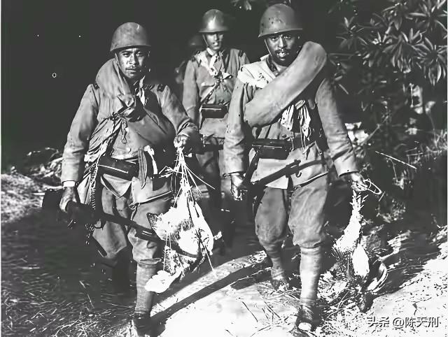 日军士兵背后的60发子弹是给机枪手准备的吗？

这种说法大概率是误传，或者是鬼子