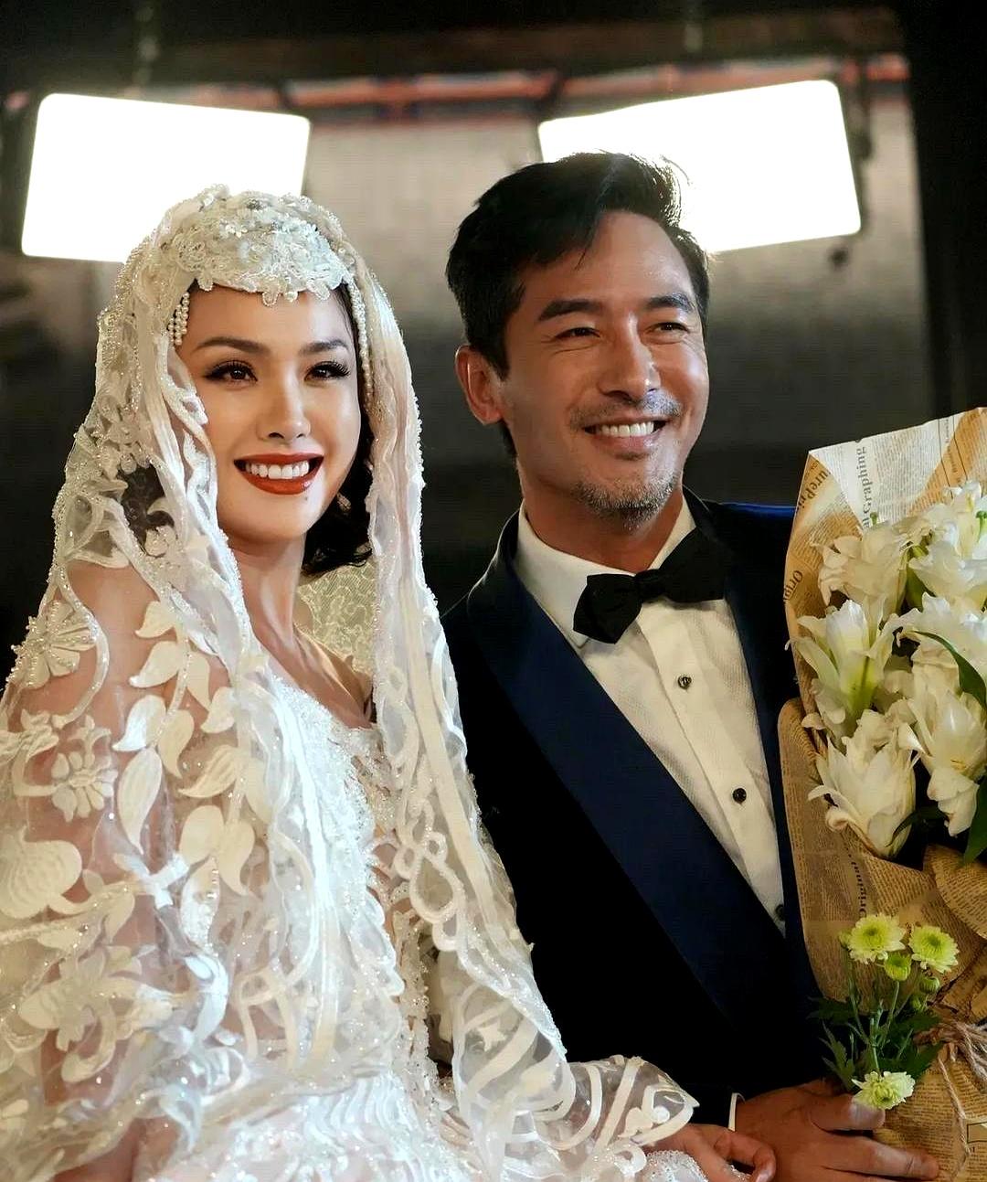 谁敢想，16年前穿着高定婚纱去吃农村大棚流水席是什么魔幻画面？
程莉莎这波回忆杀
