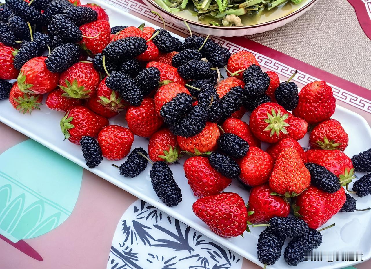 发一张你相册最近拍的花草莓🍓和桑葚。