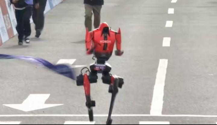 人形机器人半马赛场名场面来了！名为闪电的机器人一马当先，全程风驰电掣，快到跟拍车