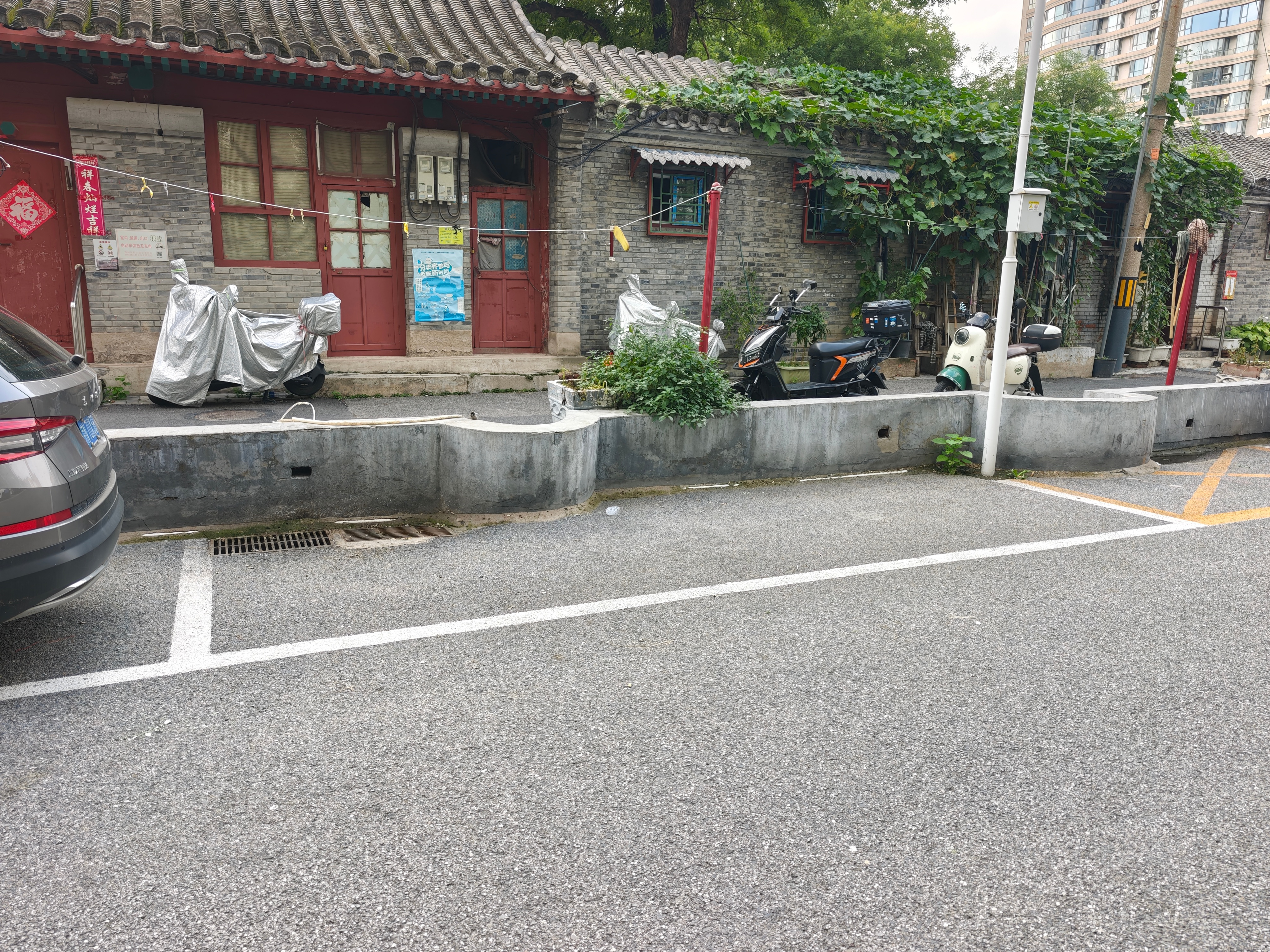 险些被一个侧方暗算坐在驾驶座根本看不见右边有个这个啊旁边环卫师傅热心喊了一句救了