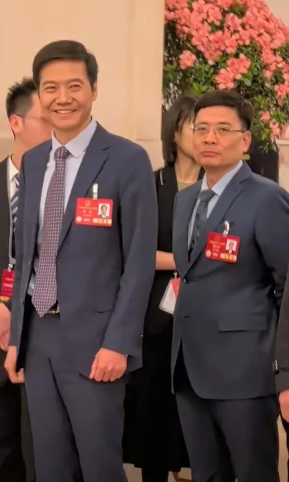 没想到海尔总裁周云杰被雷军带火后让大家给“玩”坏了！因为他与雷军的身高差，网友不