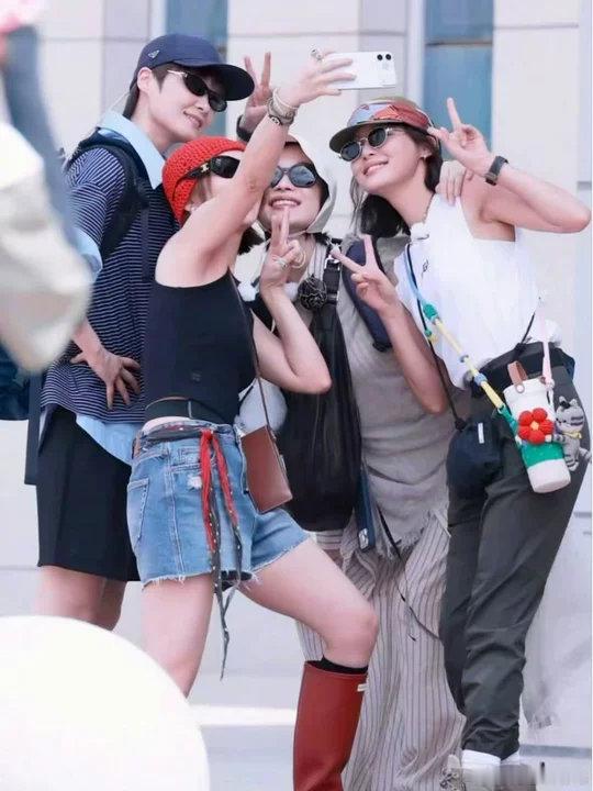 倪妮晒与李宇春辛芷蕾高叶合照倪妮晒向野的我们出发照倪妮晒与李宇春辛芷蕾高叶合照?