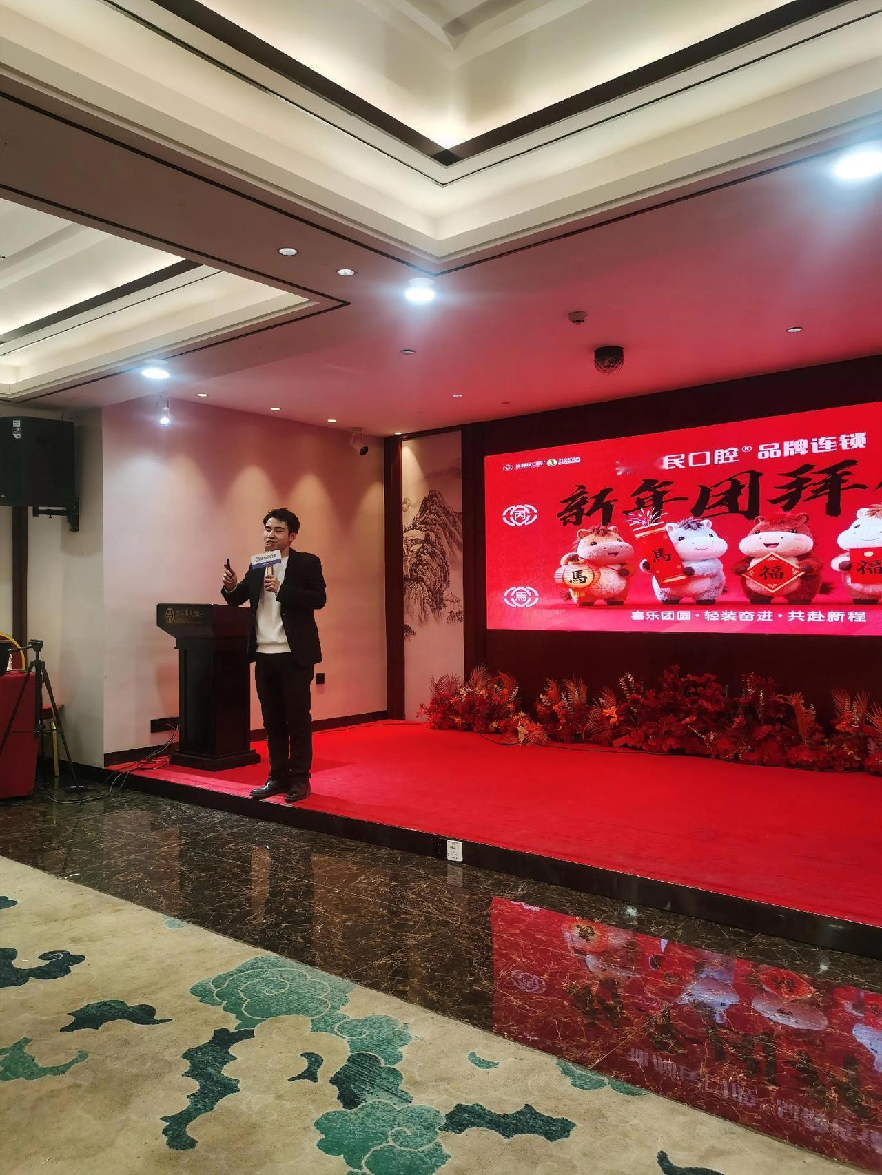 昨晚公司开年会，公司员工欢聚一堂，五桌五十多个人，简单的快乐，猜谜语有奖，做游戏