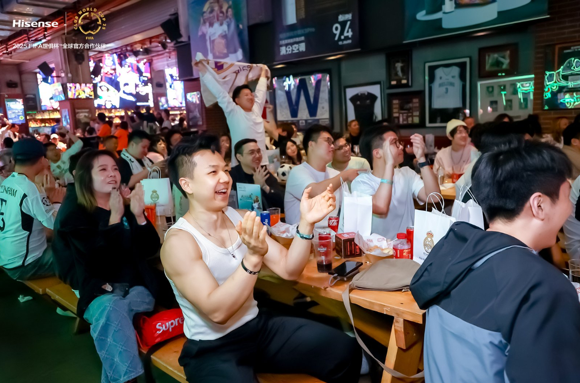 上海球迷杀疯了！银发天团引爆观赛夜！这看球配置我服了⚽ 啊啊啊啊今夜全上海的皇马