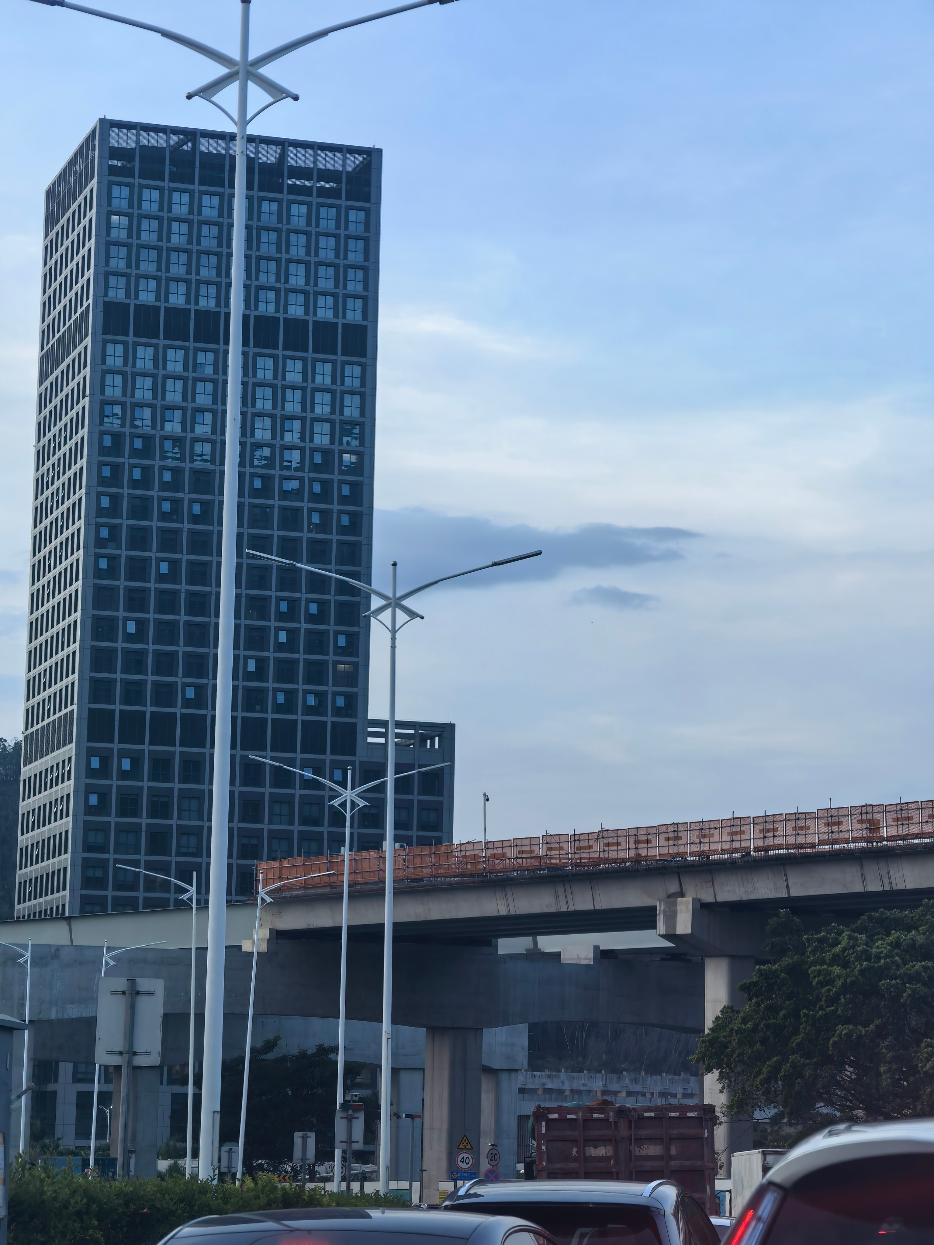 从我知道的这条路开始，已经修了5年了，目前这条路还是这种状态。有没有对道路施工比