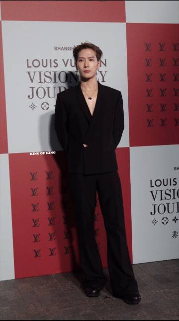阿信怎么偷穿王嘉尔的衣服五月天阿信演唱会惊喜连连，竟然穿上了王嘉尔同款，这种跨圈
