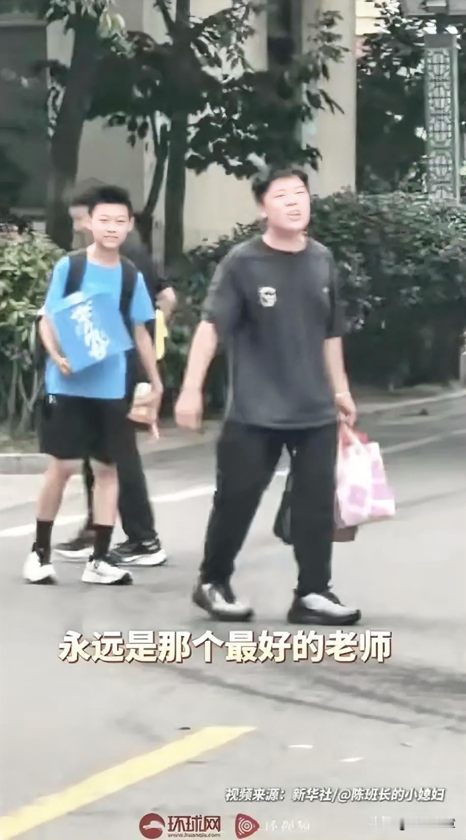 泪目了，山东，六年级学生毕业离校时，一位男生突然冲着老师喊：“我在你心目中可能不