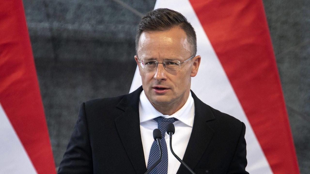 当地时间27日，匈牙利外长西雅尔多表示，匈牙利将东西方企业合作视为机遇而非挑战。