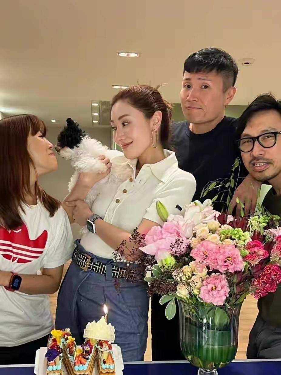 李嘉欣穿一件短袖polo衫，其面料是人见人爱的白色，软糯的质感无形间提升了穿着体