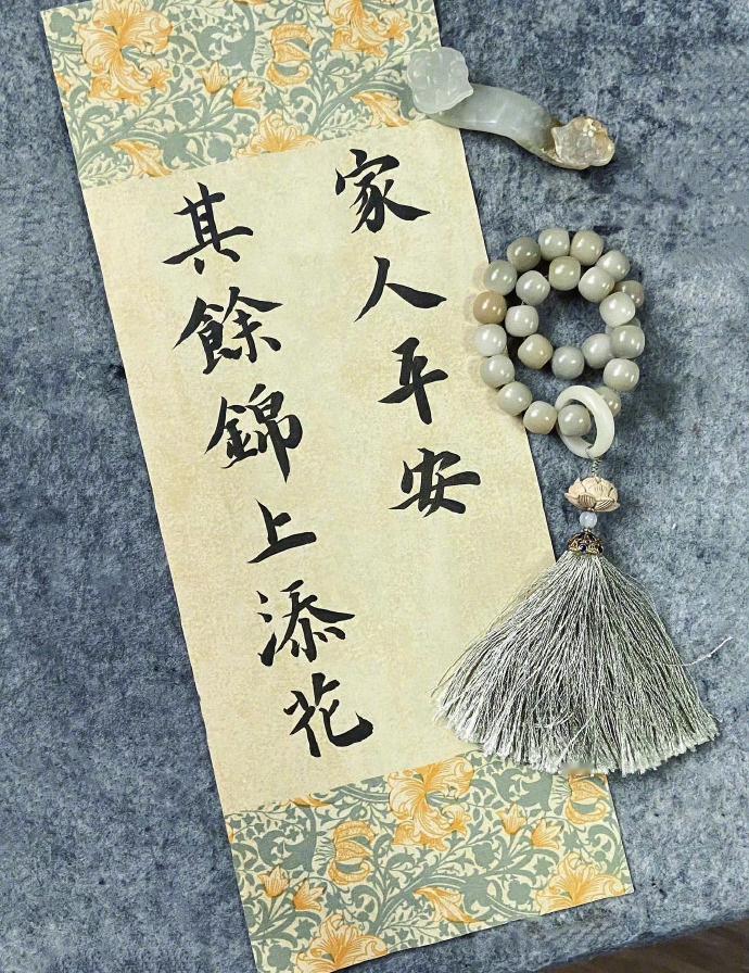 人，即使活到八九十岁，有母亲便可以多少还有点孩子气。有母亲的人，心里是安定的。 