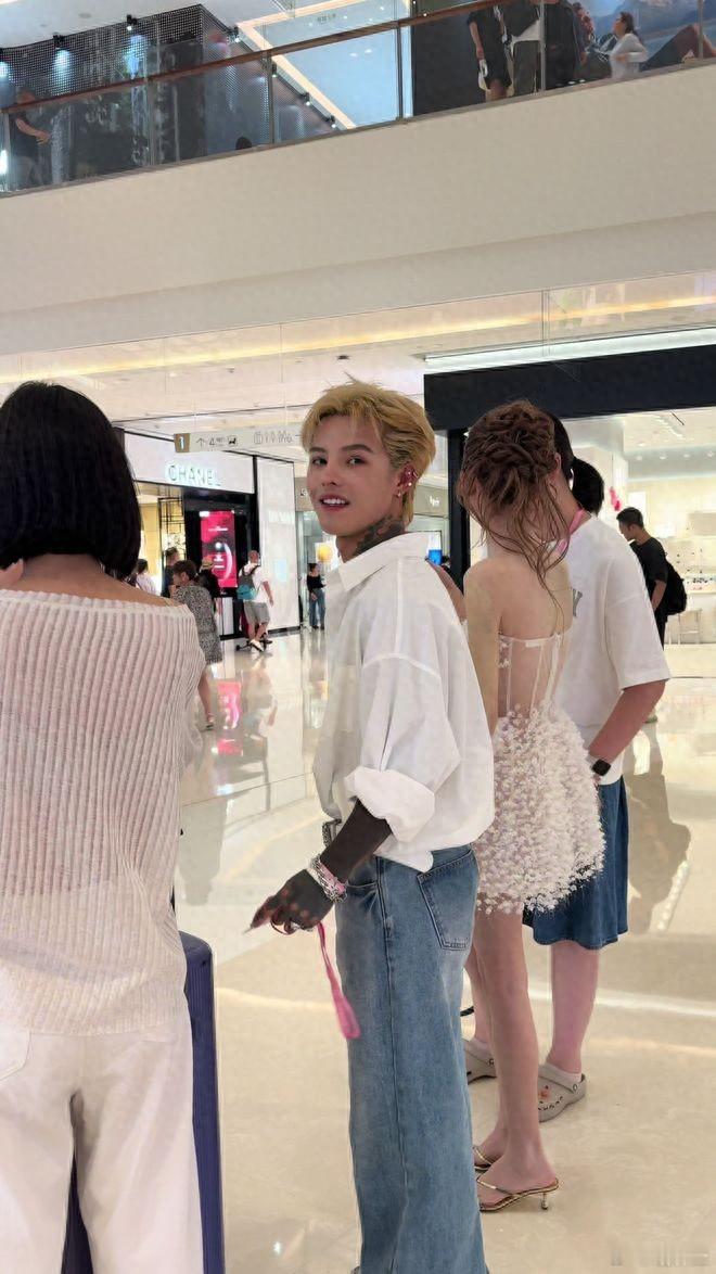 殷世航曝某三千万粉丝网红打人 家人们谁懂啊！内娱瓜田刚歇火，网红圈的“瓜王”殷世