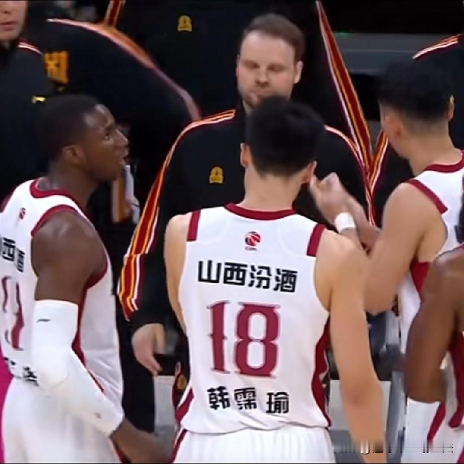 山西外援迪亚洛是一个好球员，打球打激情，人品球品都不错，对阵深圳男篮，篮下无球对