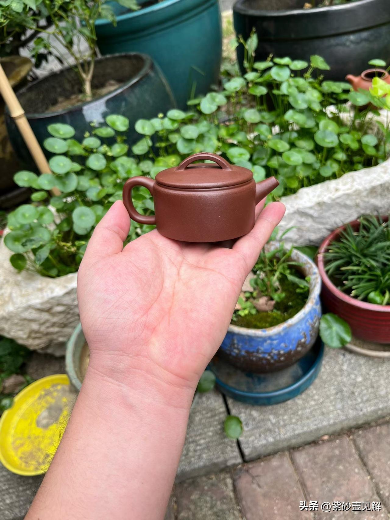 汉瓦壶：把秦砖汉瓦，泡进一盏茶里
它从屋檐上走下来，落在茶席上。汉瓦壶的原型，是
